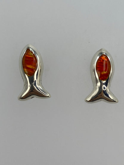 Aretes sobre regla mostrando 1.4 cm de largo