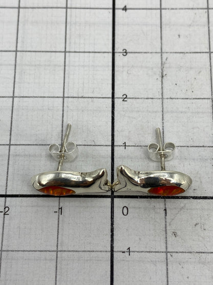 Reverso de los aretes mostrando el poste y mariposa de plata