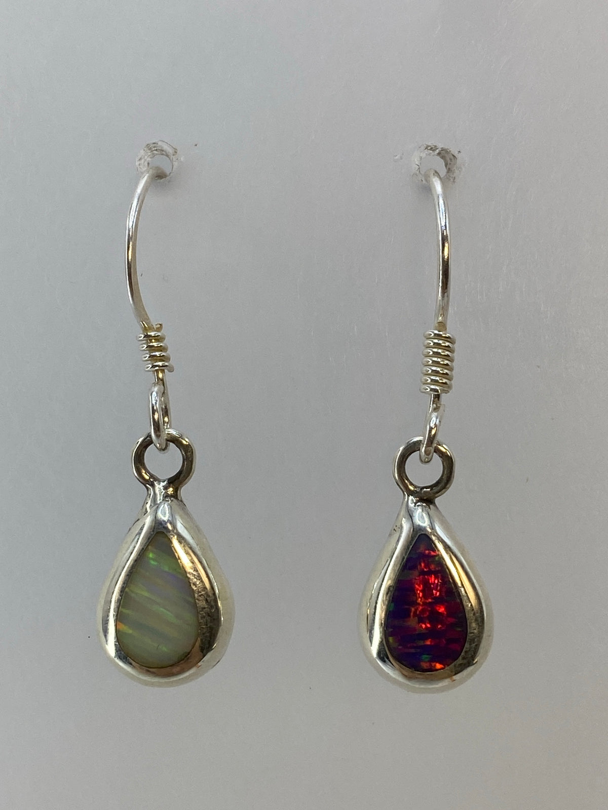 Par de aretes de plata 925 con ópalo de fuego multicolor, gancho de plata, vista frontal