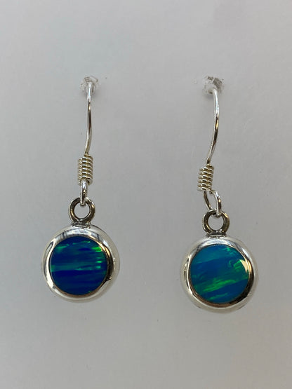 Par de aretes de plata con ópalo de fuego verde limón colgando de ganchos de plata 950