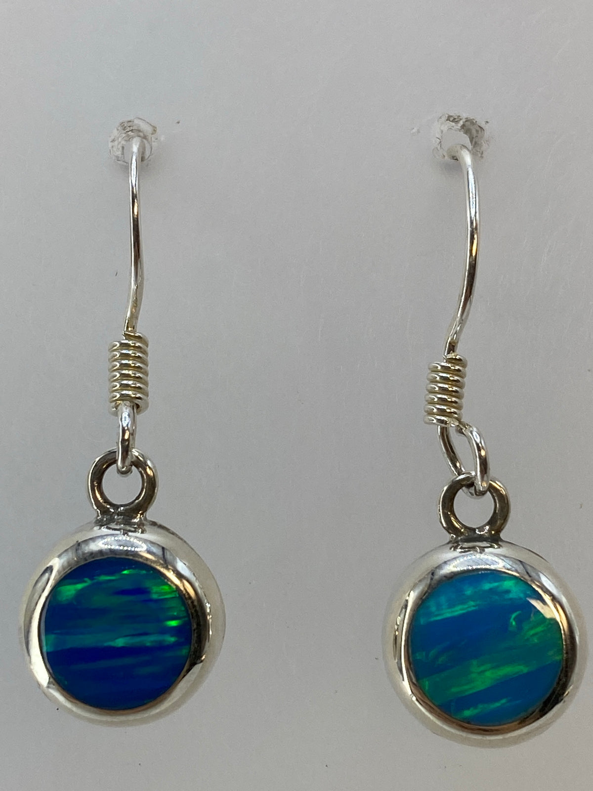 Los dos aretes lado a lado mostrando la variación natural de la piedra