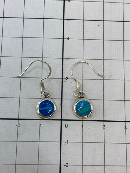 Aretes sobre fondo blanco con el Quinto 950 visible en el metal
