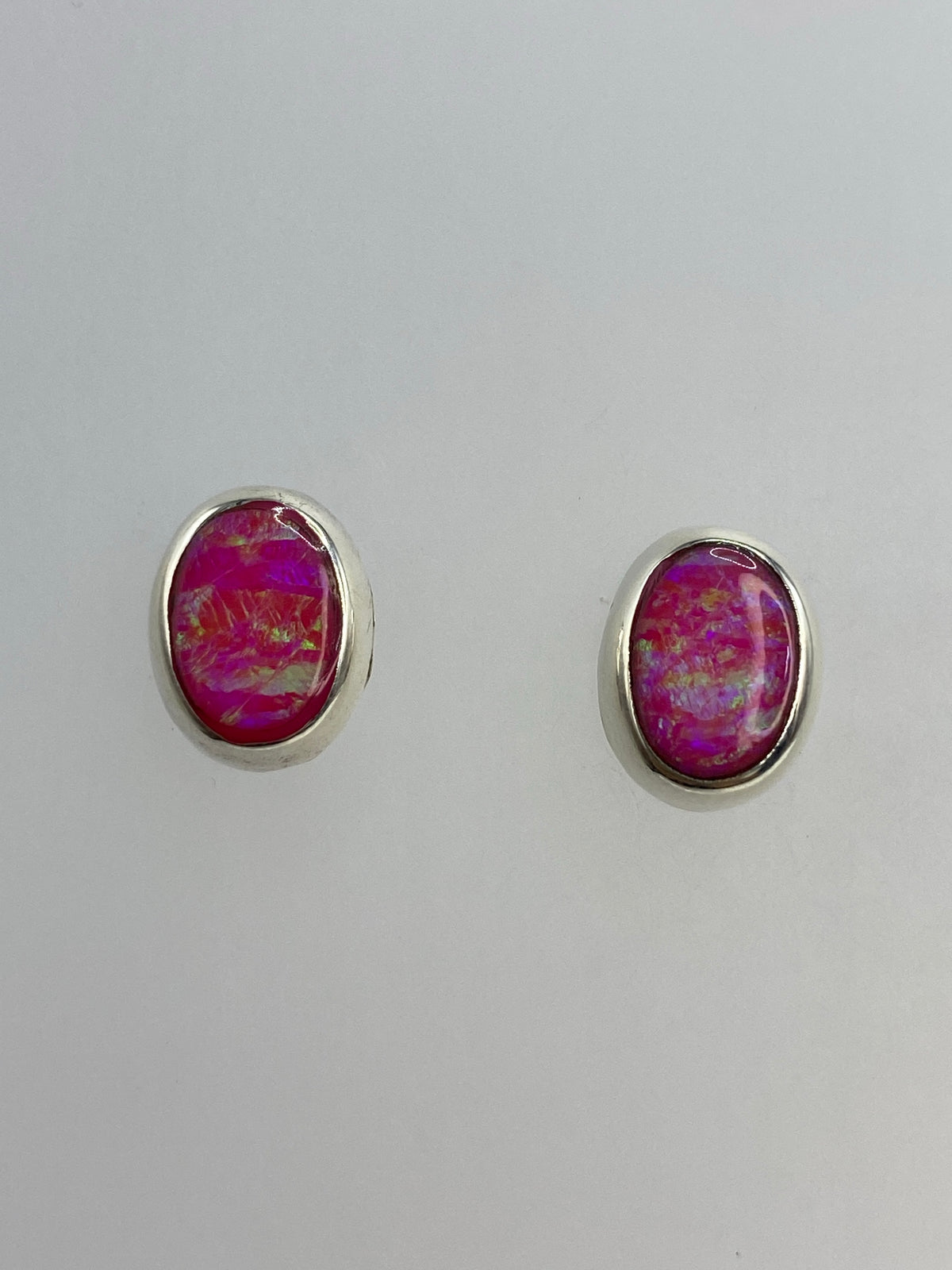 Par de aretes de plata 925 con ópalo de fuego rosa, engastados a mano en Taxco