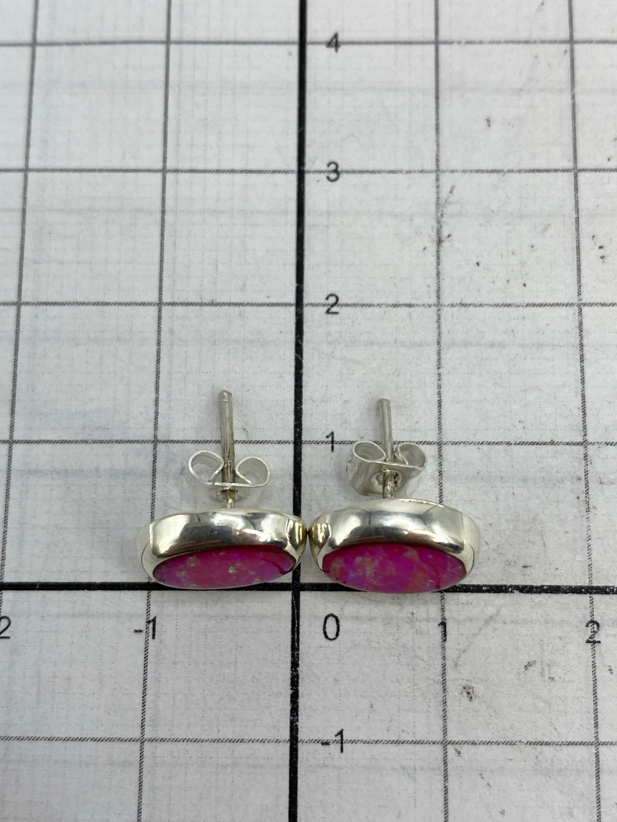 Aretes sobre fondo blanco con el Quinto 925 visible en la plata