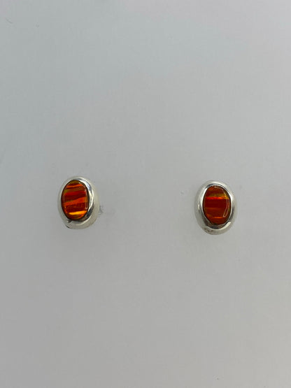 Detalle de la piedra naranja engastada en plata 925, vista frontal
