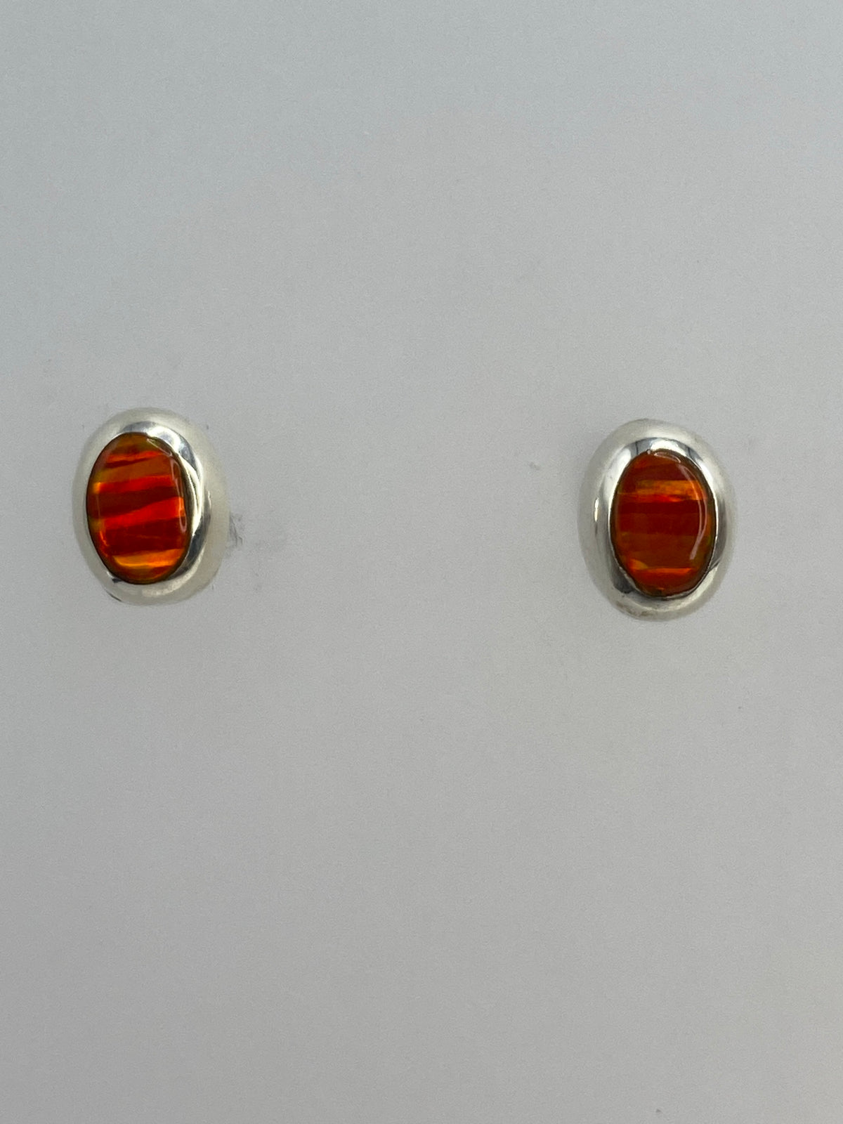 Aretes en escala con regla mostrando largo de 1.3 cm
