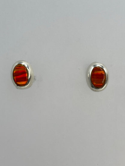 Aretes en escala con regla mostrando largo de 1.3 cm