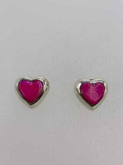 Par de aretes de plata con ópalo de fuego rosa, mostrando reflejos naranjas y rojos bajo la luz