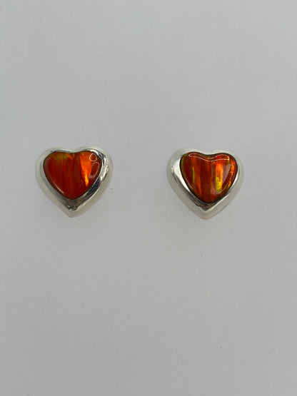 Vista frontal del par de aretes de plata 925 con piedra de fuego