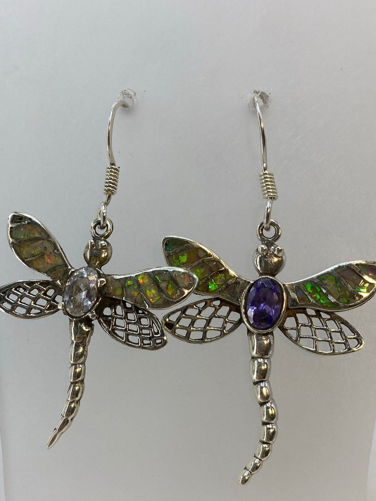 Par de aretes libelula en plata 950 con Opalo de Fuego multicolor, vista frontal sobre fondo blanco