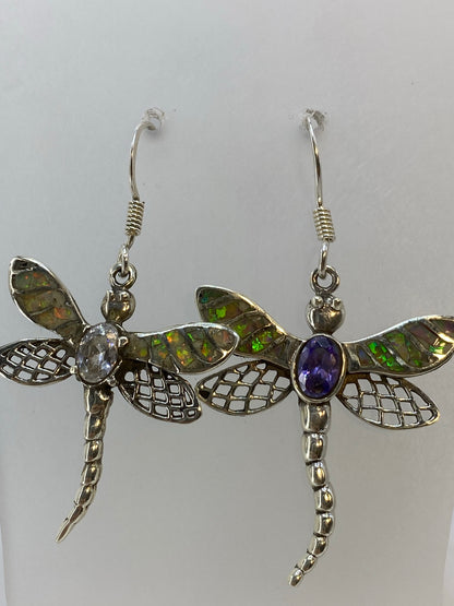 Par de aretes libelula en plata 950 con Opalo de Fuego multicolor, vista frontal sobre fondo blanco