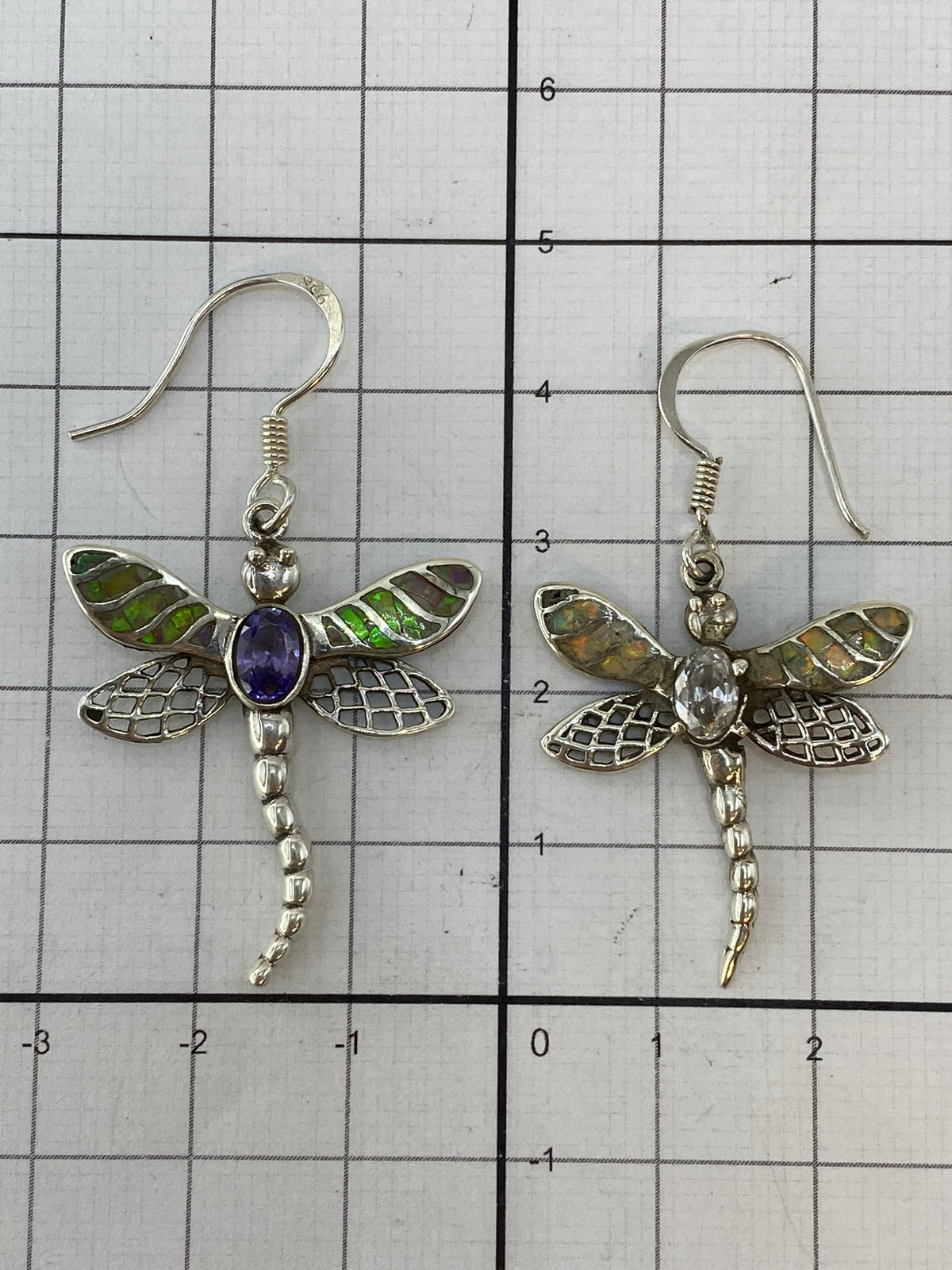 Aretes puestos, reflejando la luz en el Opalo de Fuego multicolor