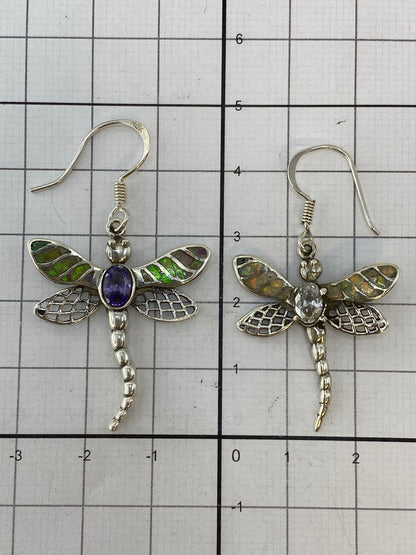 Aretes puestos, reflejando la luz en el Opalo de Fuego multicolor
