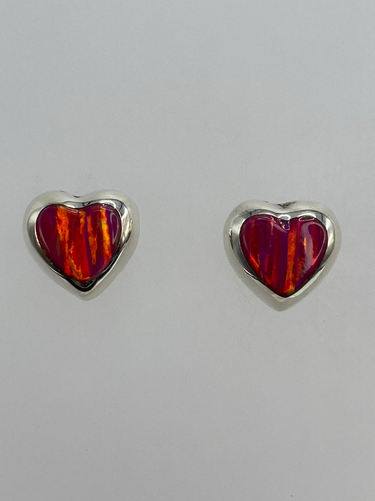 Aretes vistos de lado sobre regla de centimetros mostrando largo de 1.4 cm