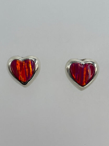 Aretes vistos de lado sobre regla de centimetros mostrando largo de 1.4 cm