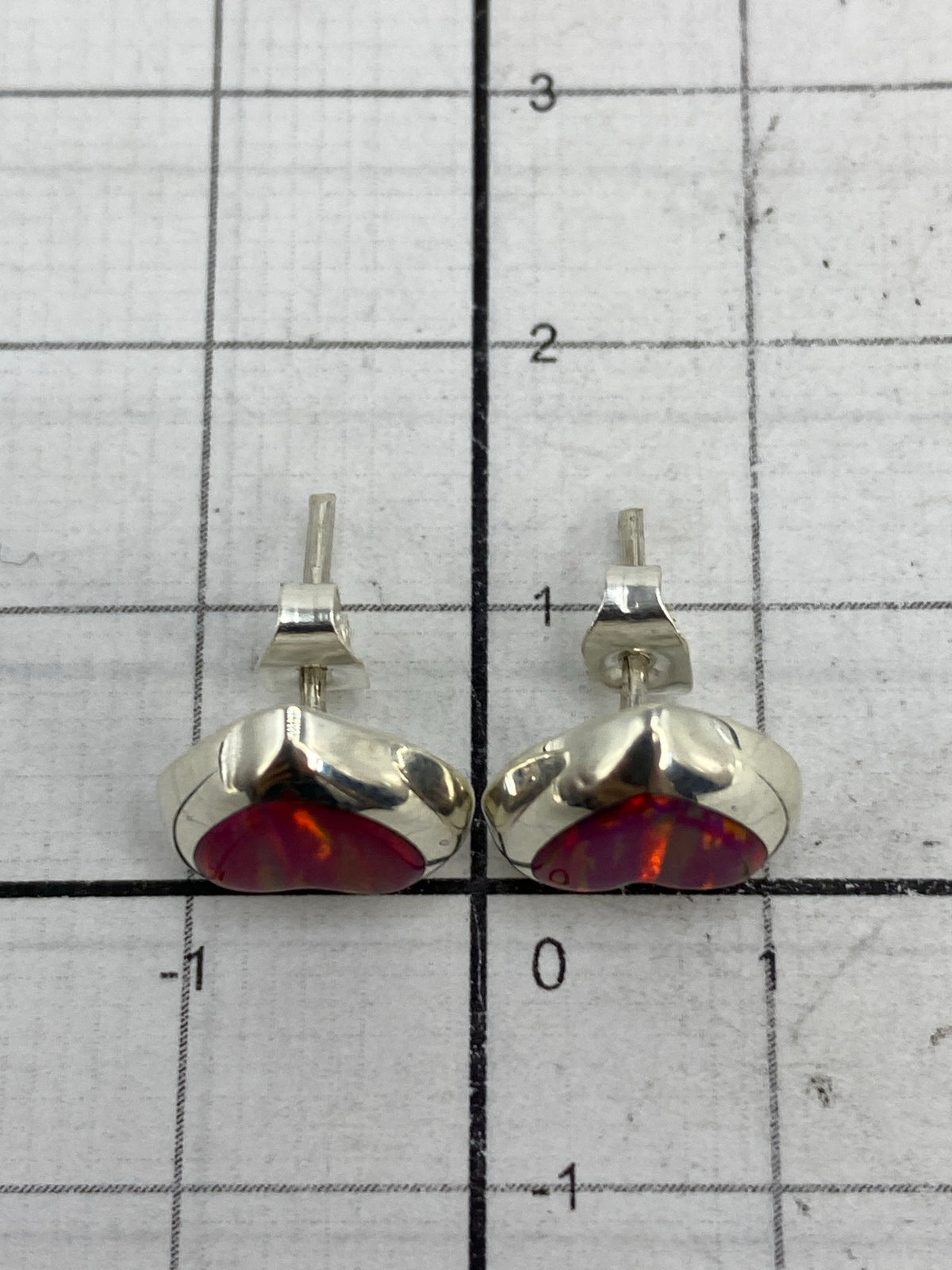 Reverso de los aretes mostrando el sello 925 y el poste con tuerca de plata