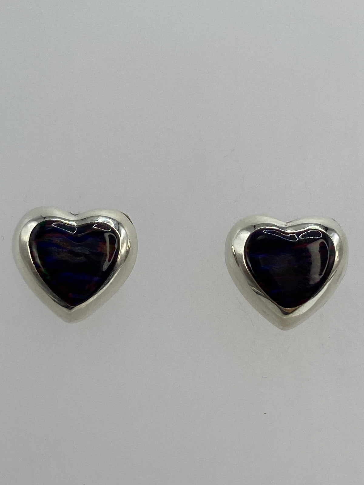 Aretes sobre escala de medidas mostrando 1.4 cm de largo
