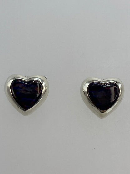 Aretes sobre escala de medidas mostrando 1.4 cm de largo