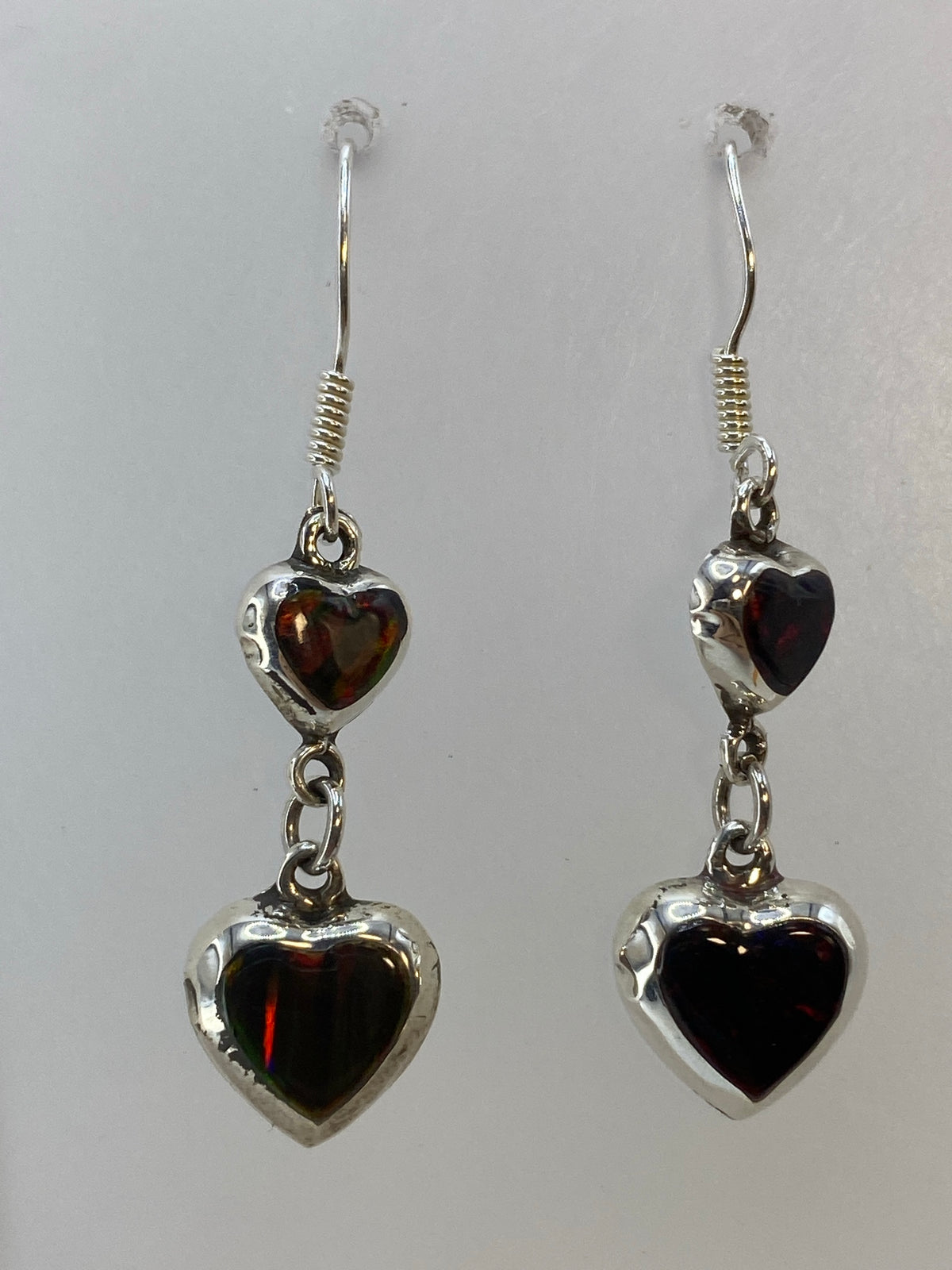 Aretes de plata con ópalo de fuego multicolor, 4 cm de largo, colgando juntos