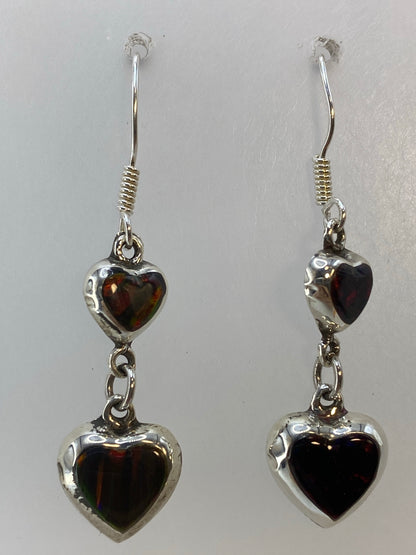 Aretes de ópalo en tonos rojo, naranja y verde sobre fondo blanco