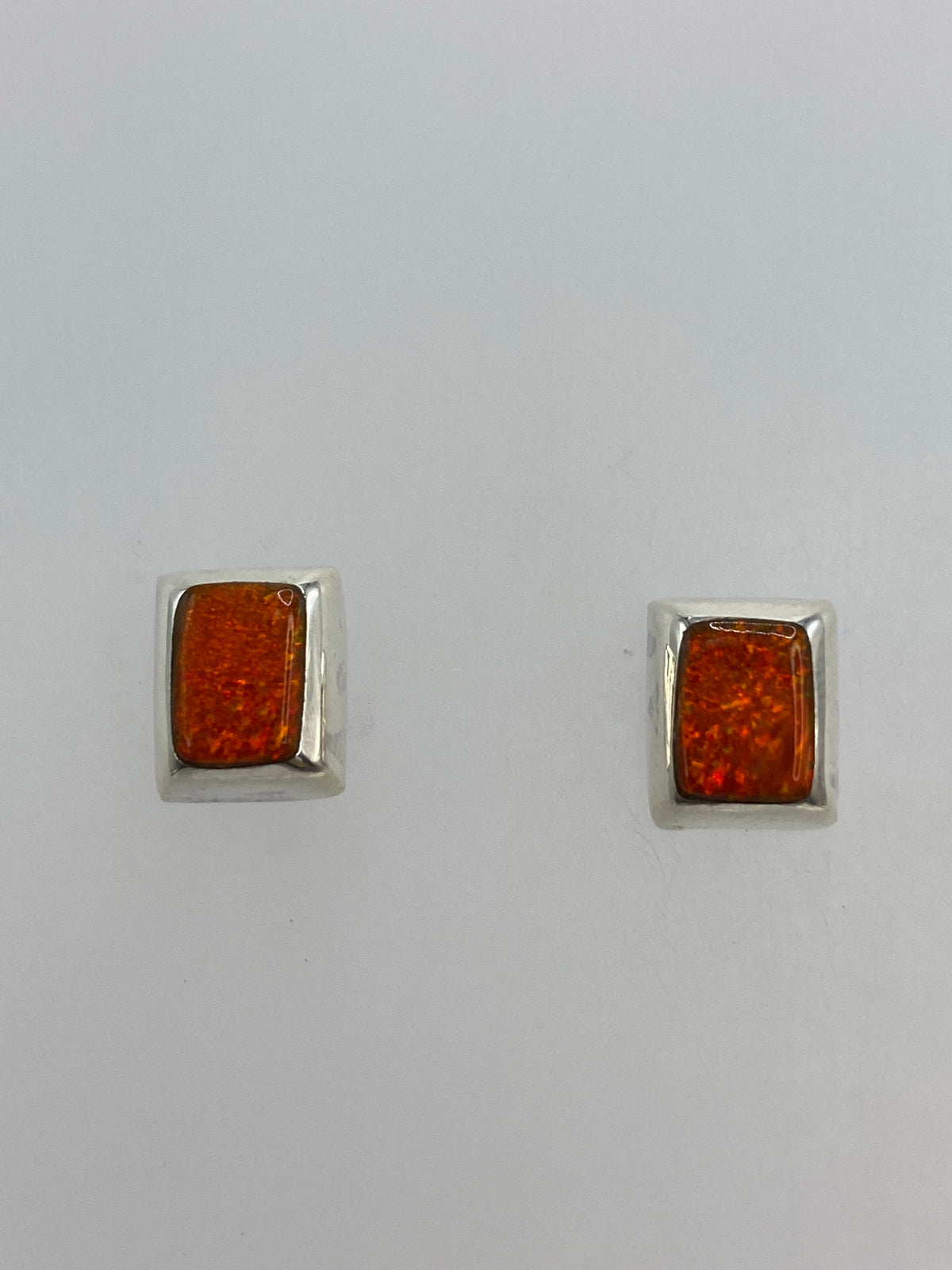 Par de aretes de plata 925 con ópalo de fuego naranja, engastados a mano