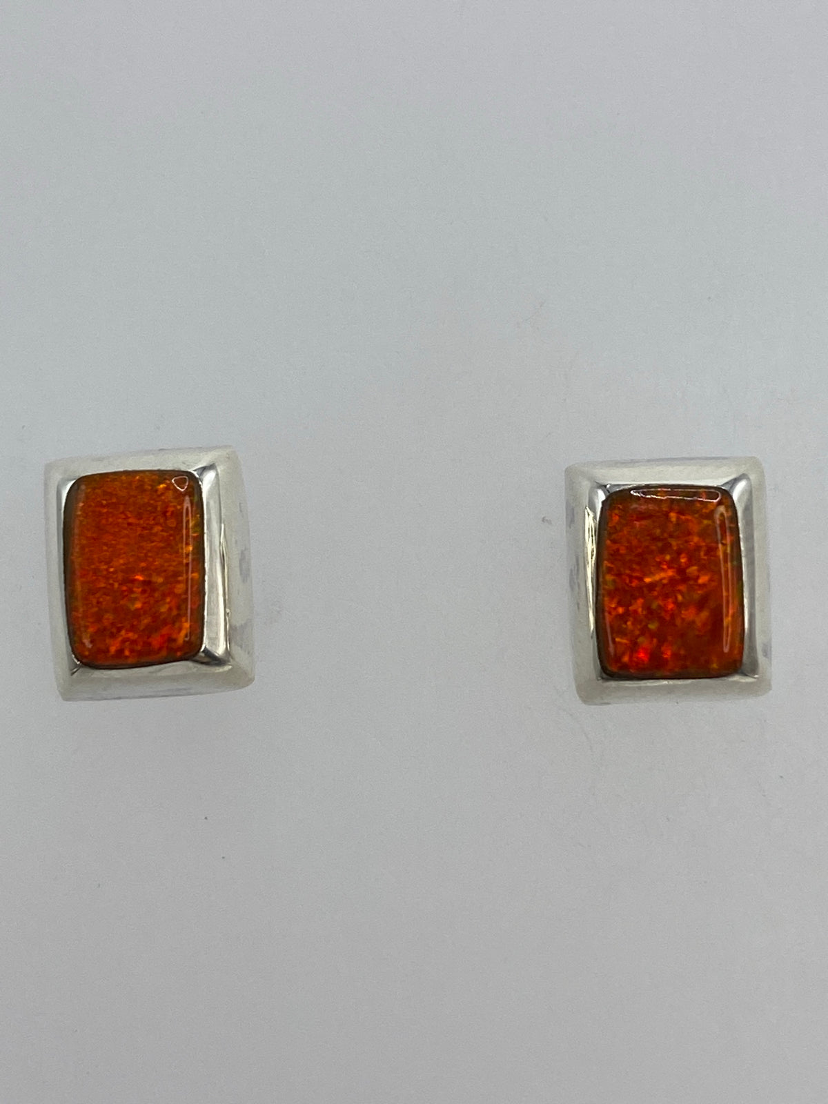 Aretes vistos desde atrás mostrando el perno de plata y el Quinto 925