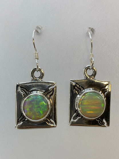 Par de aretes de plata 950 con ópalo de fuego multicolor en forma cuadrada con motivos botánicos