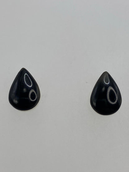 Aretes minimalistas de 1.5 cm sobre fondo azul