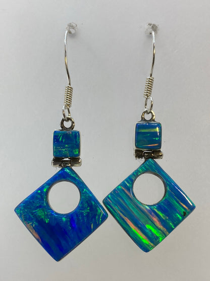 Detalle del ópalo de fuego mostrando reflejos rojo, naranja y verde en ambos aretes