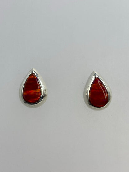 Par de aretes de plata 925 con ópalo de fuego naranja, 1.4 cm, sobre fondo gris