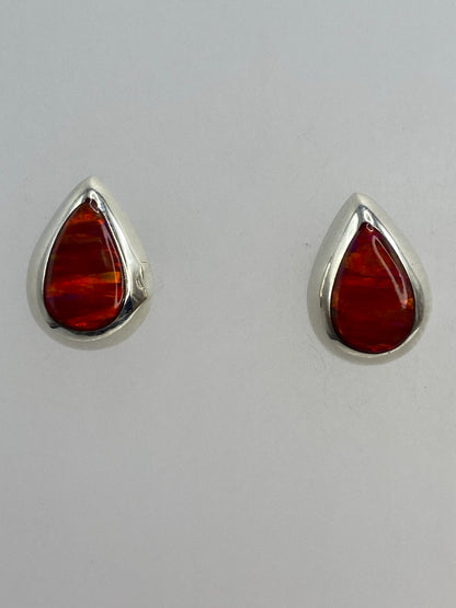 Aretes en escala con regla: largo de 1.4 cm, compactos y delicados