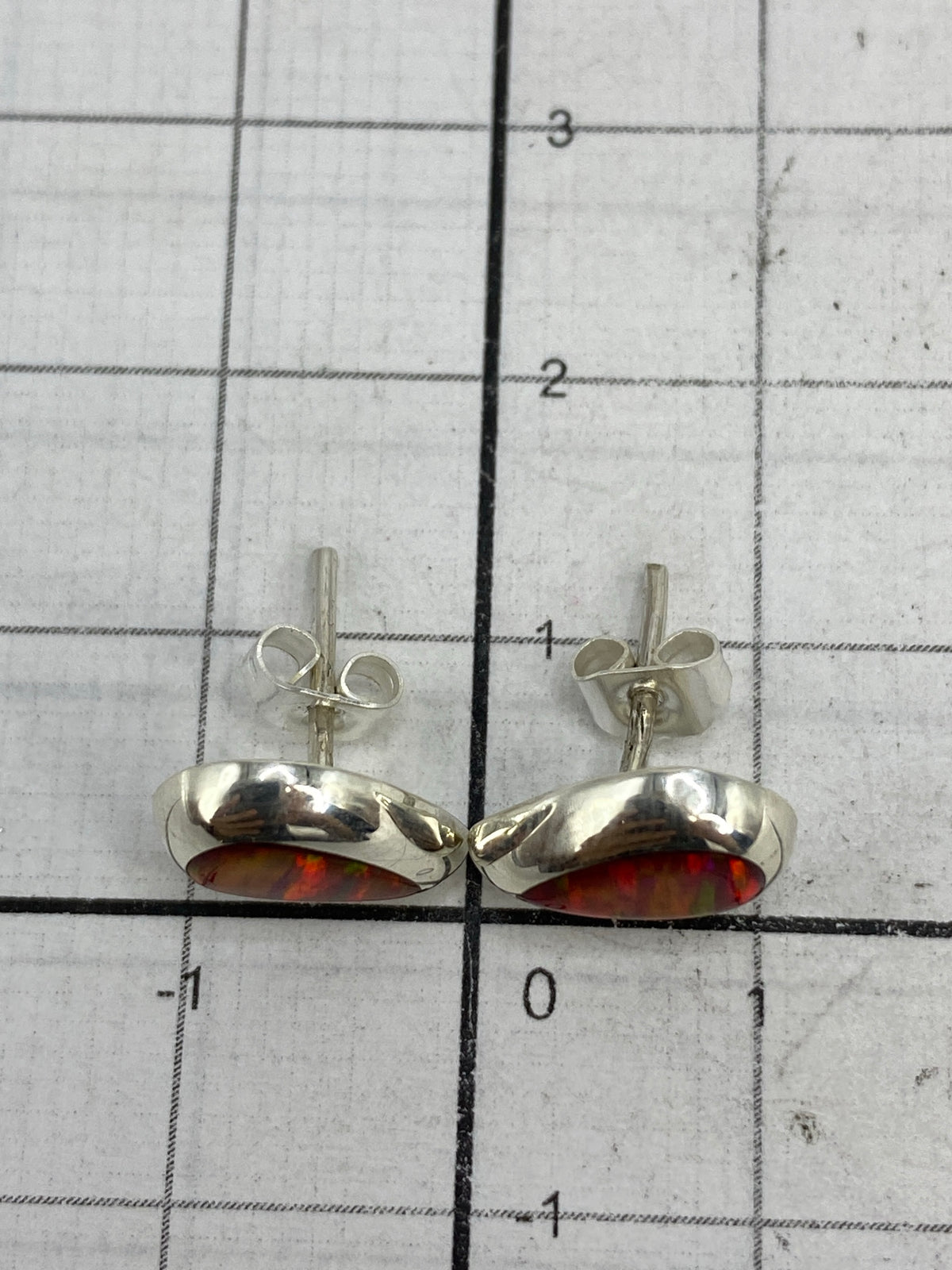 Reverso de los aretes mostrando el Quinto 925 y postes con tuerca