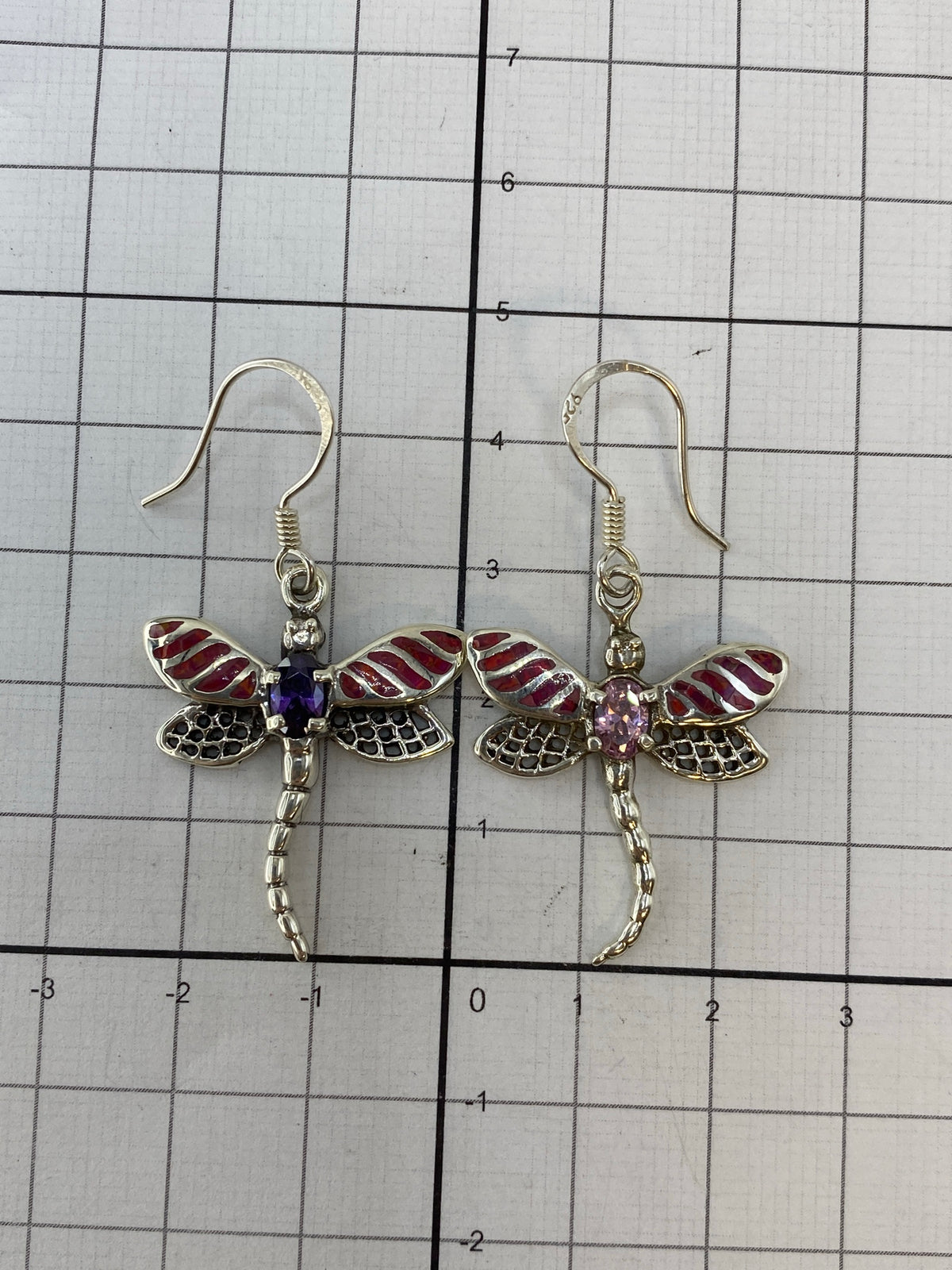 Escala de medidas: aretes de plata 950 con ópal de fuego rosa, comparación de tamaño