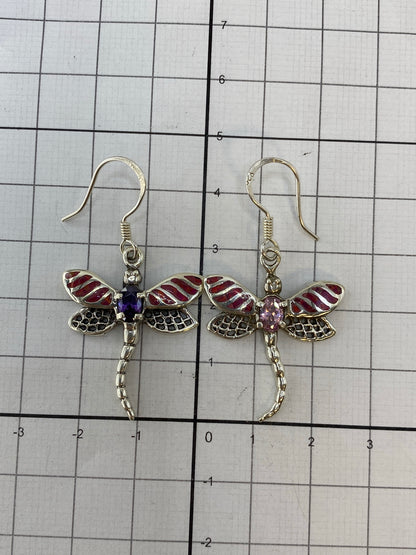 Escala de medidas: aretes de plata 950 con ópal de fuego rosa, comparación de tamaño