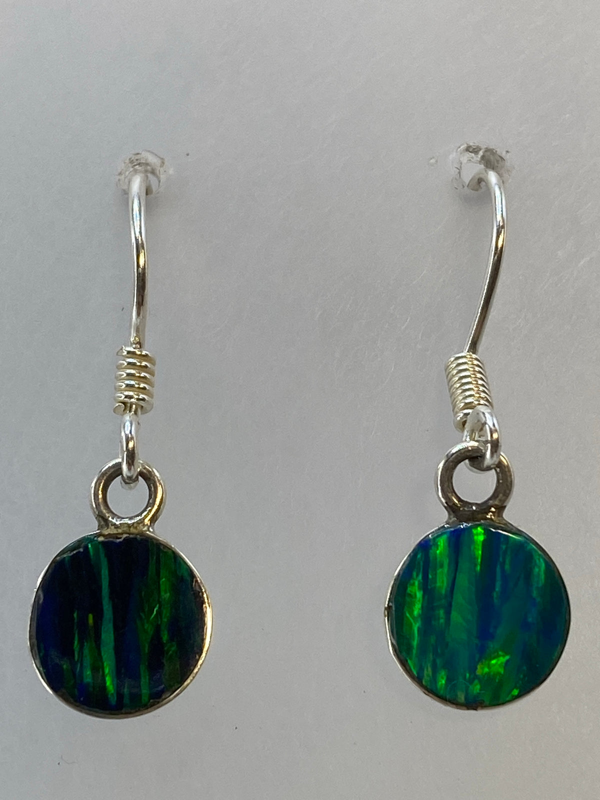 Aretes de frente sobre fondo neutro, mostrando el largo de 2.7 cm