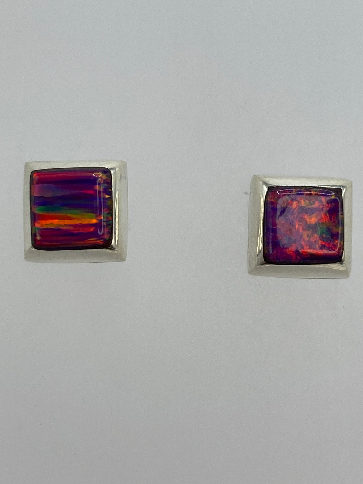 Aretes lado a lado mostrando los tonos únicos de cada piedra