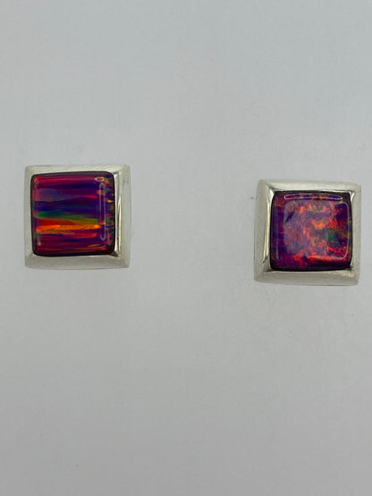 Aretes lado a lado mostrando los tonos únicos de cada piedra