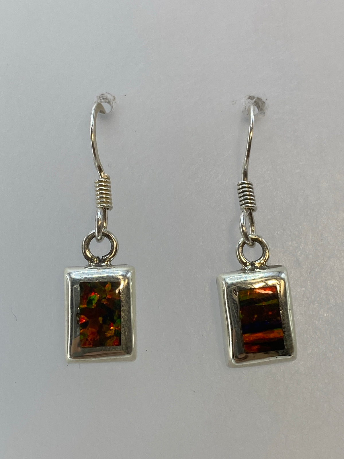 Par de aretes de plata 925 con ópalo de fuego multicolor, diseño rectangular, visto de frente