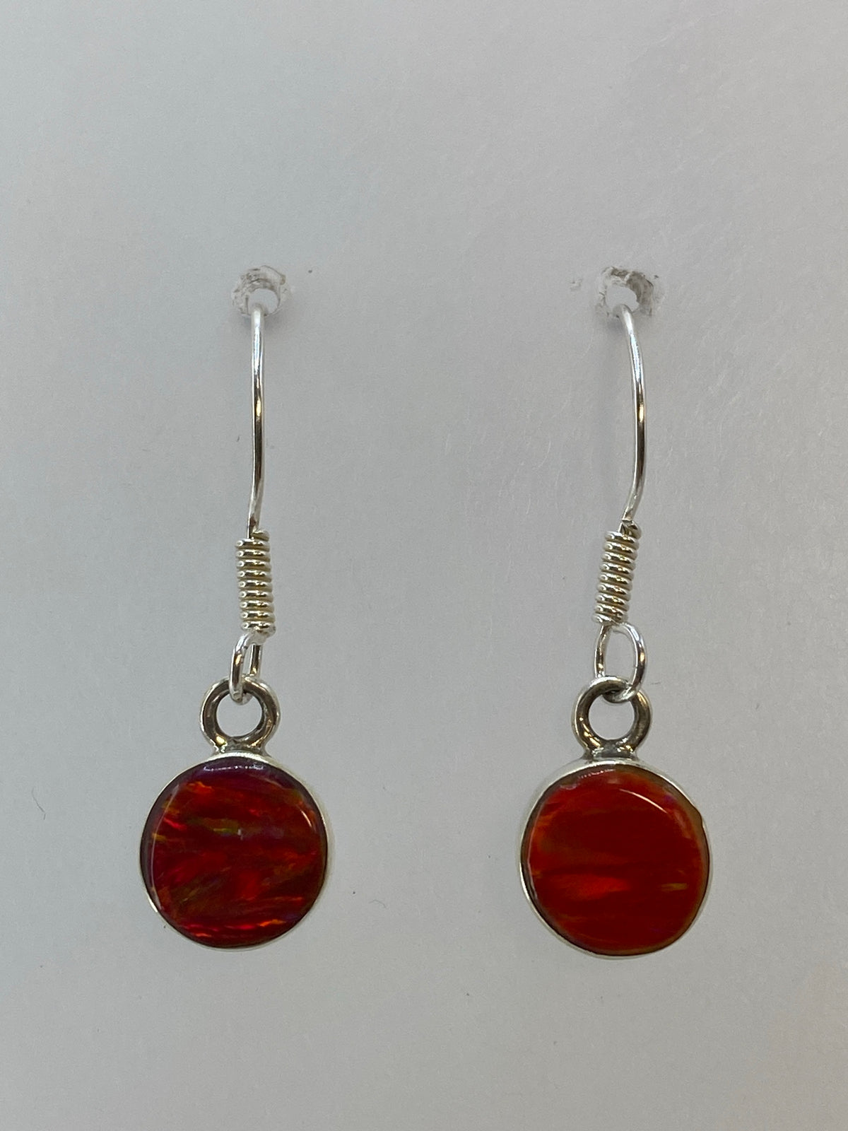 Aretes de plata 925 con ópalo de fuego multicolor engastados a mano, 2.7 cm de largo