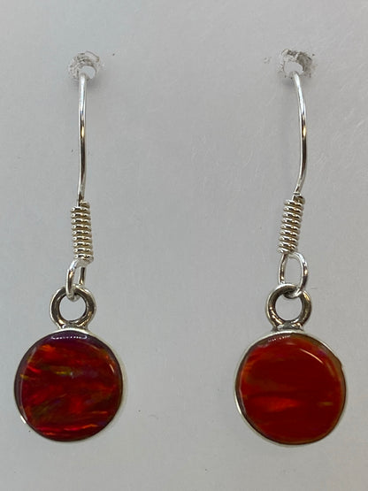 Pareja de aretes con ópalo multicolor de tonos naranja, rojo y dorado