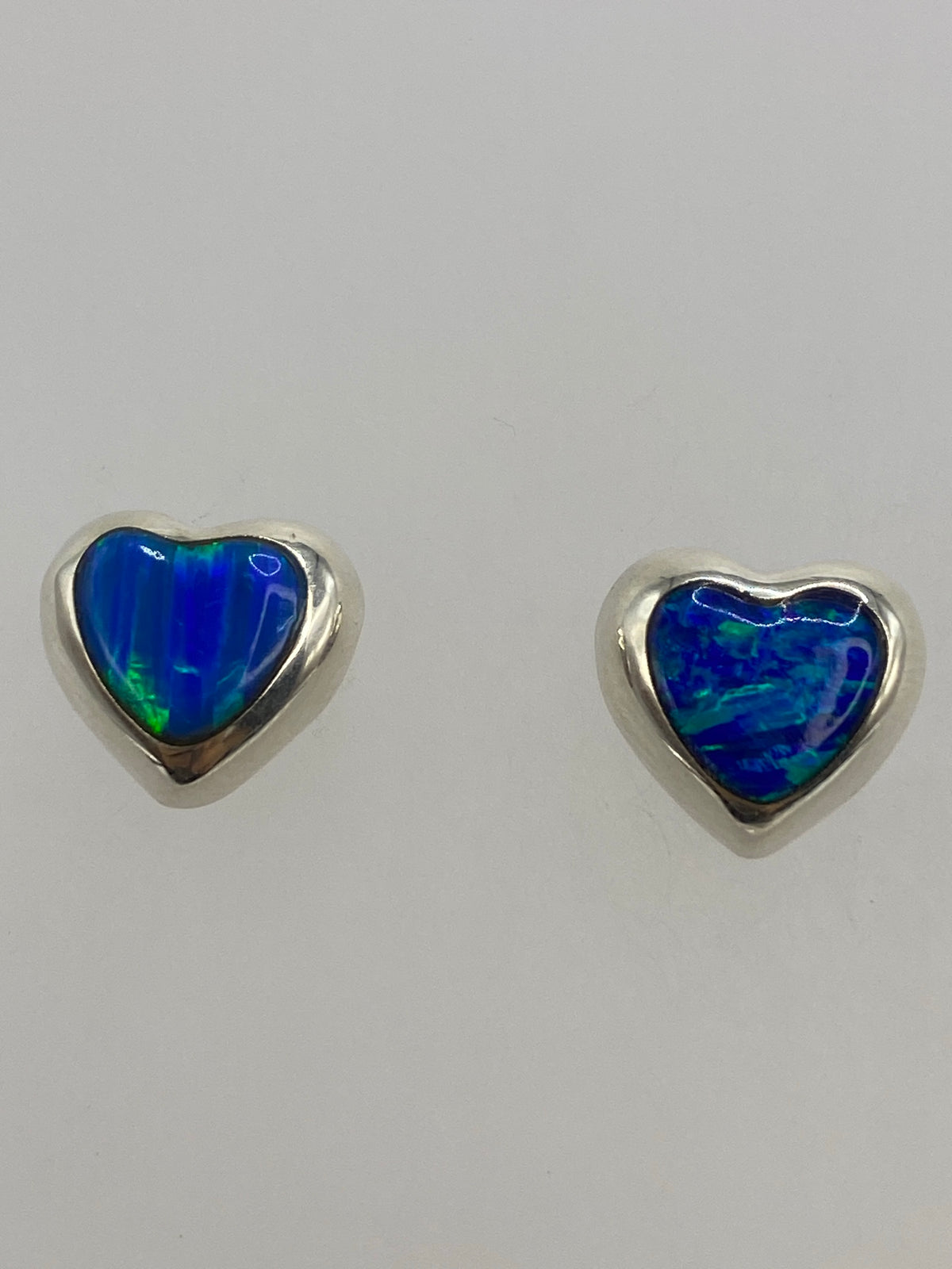 Aretes colocados en regla de medición mostrando largo de 1.4 cm