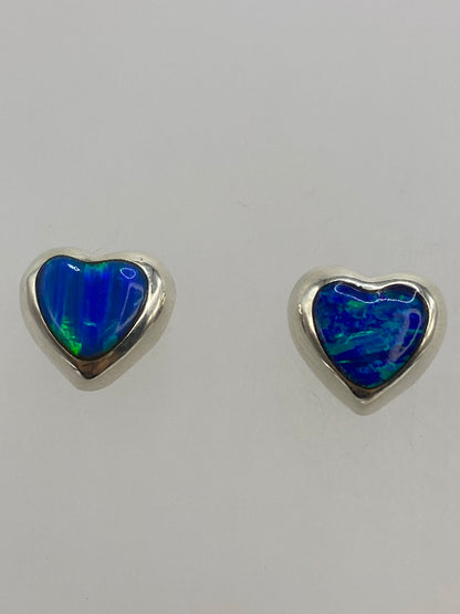 Aretes colocados en regla de medición mostrando largo de 1.4 cm