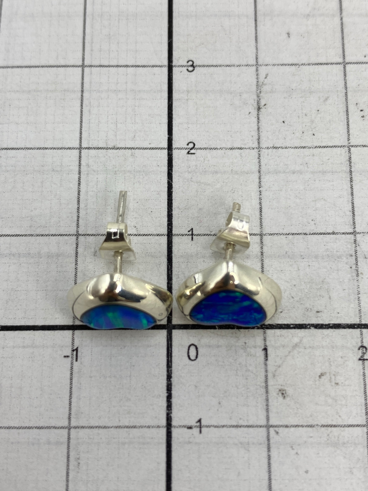 Reverso de los aretes mostrando el Quinto 925 grabado en la plata