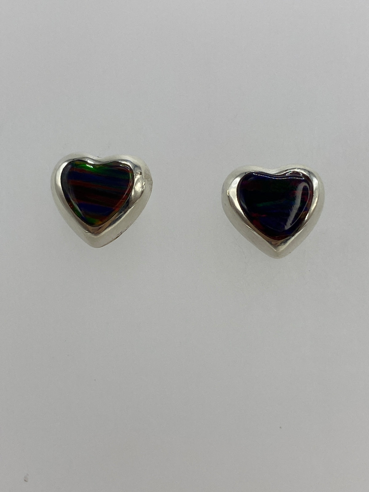 Aretes de Ópalo de Fuego mostrando los tonos rojos, naranjas y verdes de la piedra