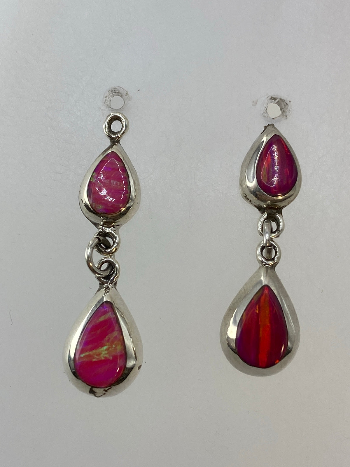 Par de aretes de plata con ópalo de fuego rosa engastado, colgando en par