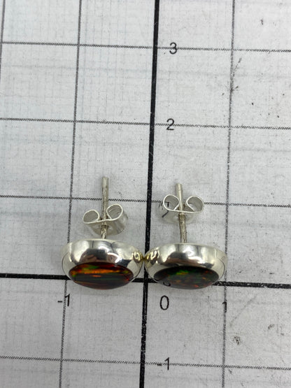 Aretes sobre moneda mostrando el tamaño delicado de 1.3 cm