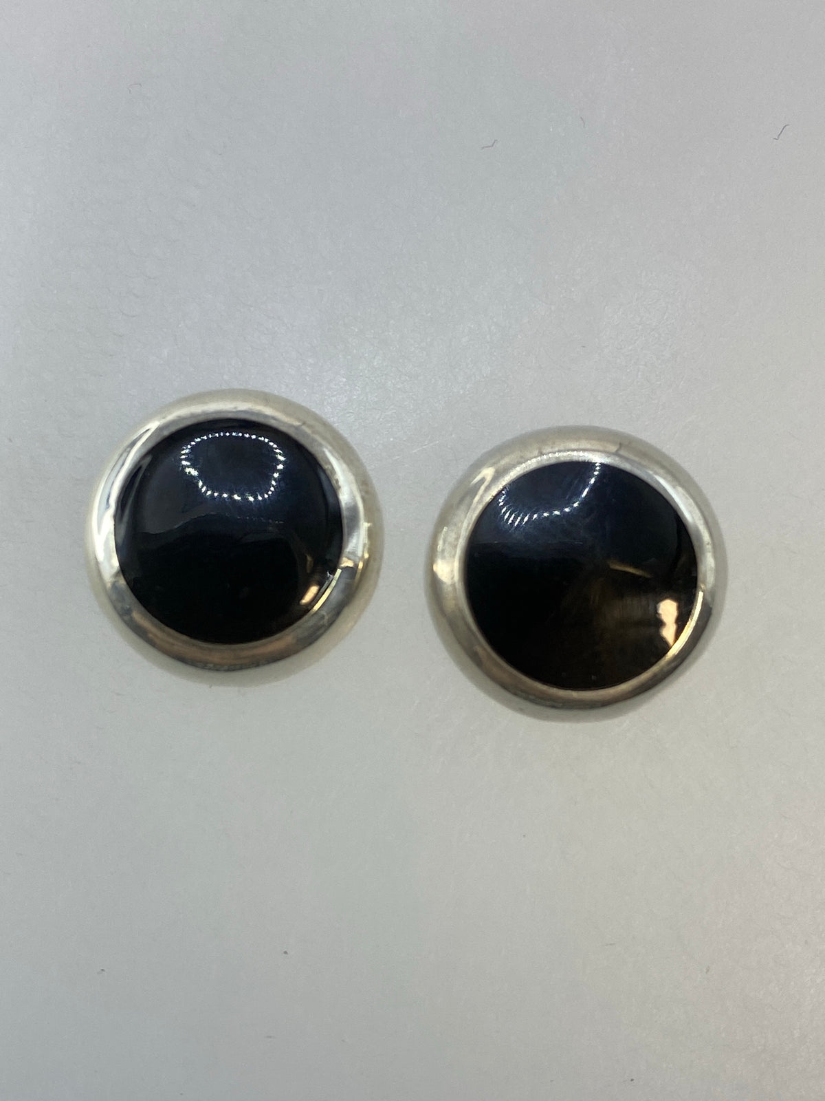 Aretes de plata con piedra negra engastada a mano, detalle del engaste