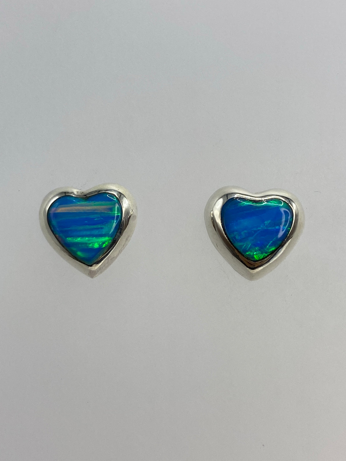 Par de aretes de plata con ópalo de fuego azul cielo, engastados a mano