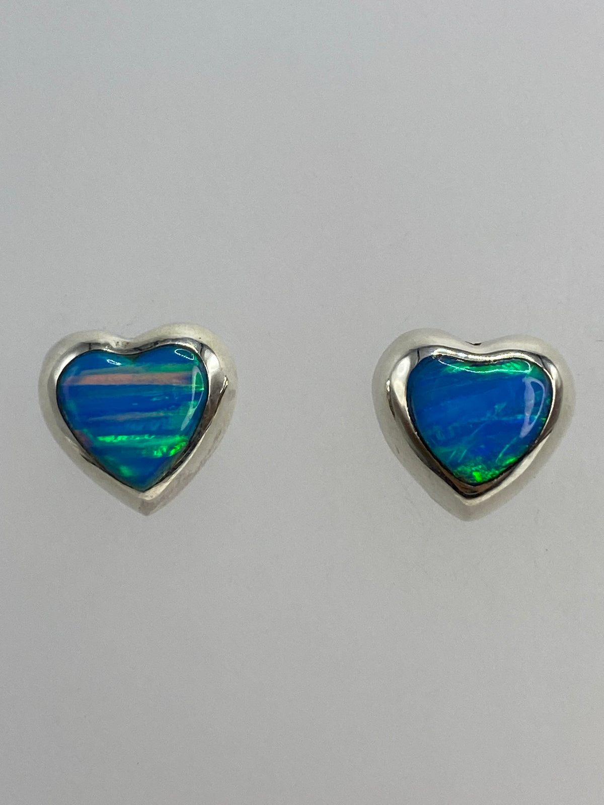 Detalle del engaste a mano del ópalo en plata 925