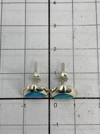 Aretes sobre fondo blanco con el Quinto 925 visible